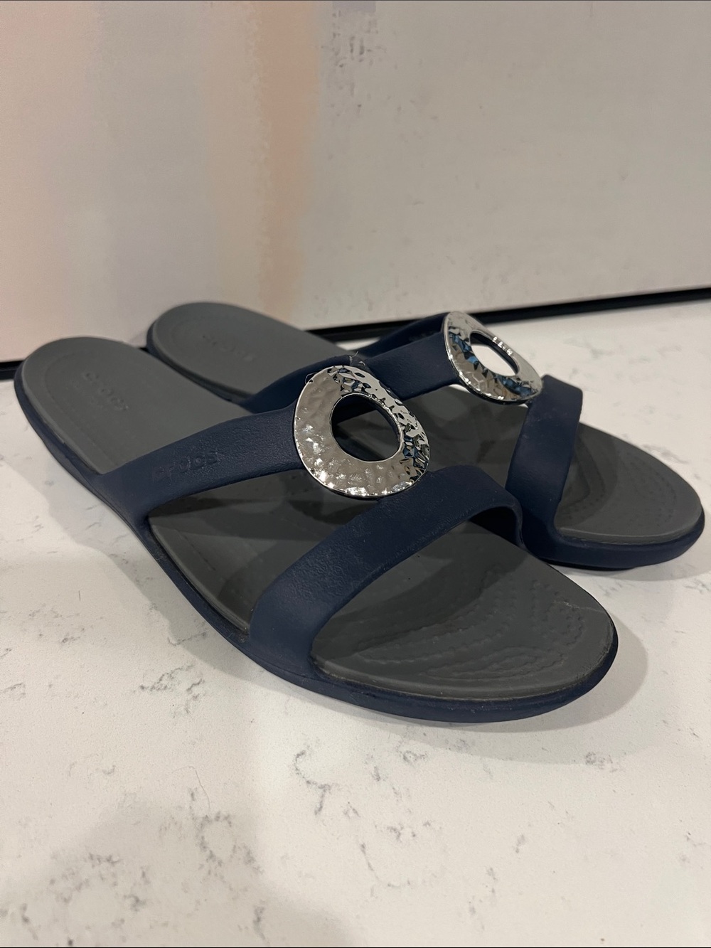 Crocs Sandals Women's Blue and Silver Beveled Circle Casual Flip Flops Size 10